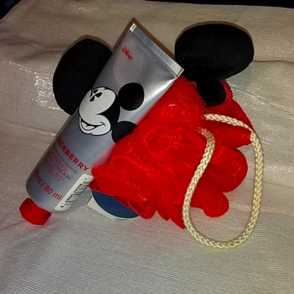 Disney Pouff & Hand Cream - Picture 1 of 7